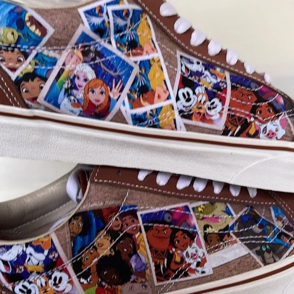 Vans Men’s Old Skool
Disney 100 Scrapbook Multi
VN0005UFBMB
Sneakers - Picture 14 of 16